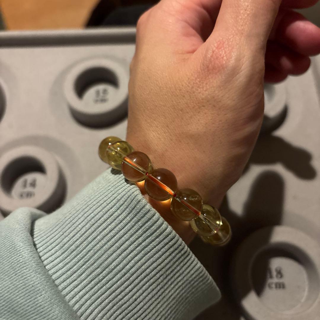 よく見たら虹色に輝くレインボーシトリン！珍しい！すっごい不思議なパワー！