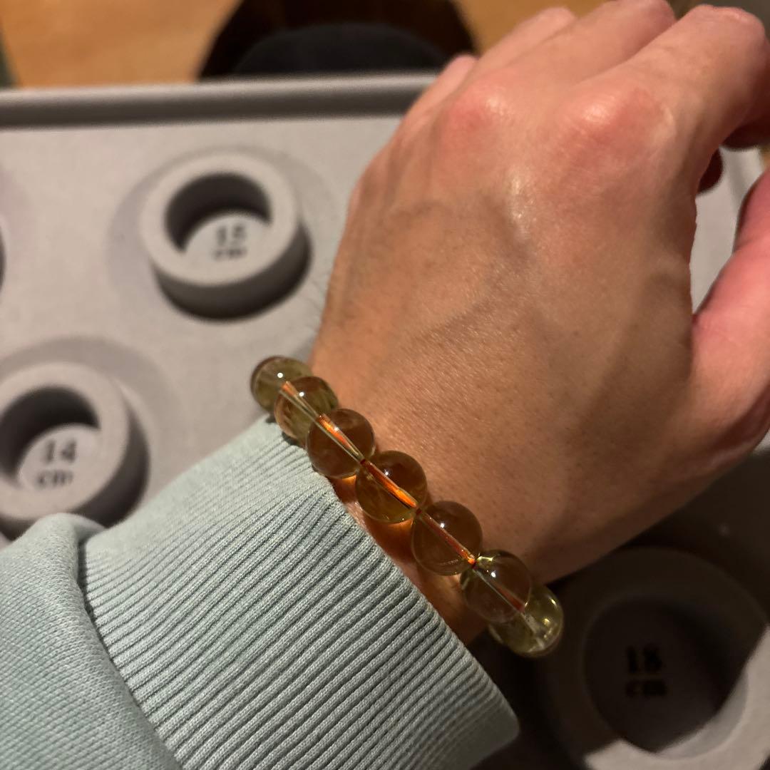 よく見たら虹色に輝くレインボーシトリン！珍しい！すっごい不思議なパワー！