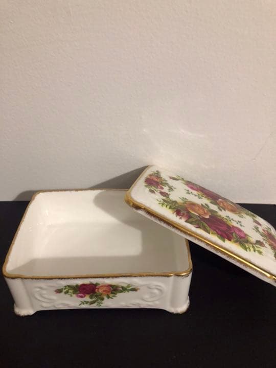 イギリス ロイヤルアルバート 美品です。