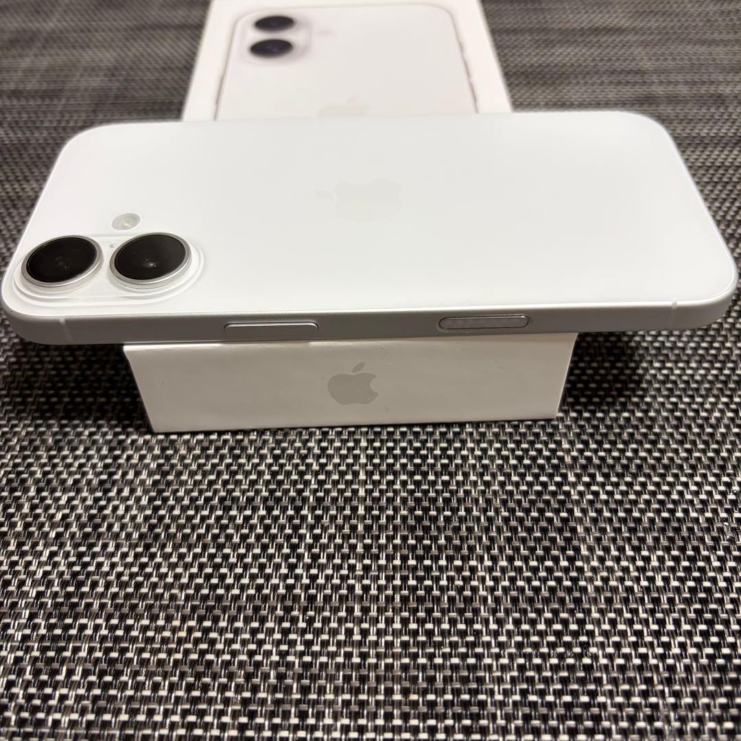 超美品 iPhone16 無印 128gb ホワイト 本体SIMフリー