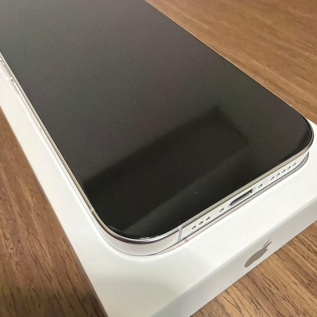 【極美品】iPhone16proホワイトチタニウム128GBイワアオ