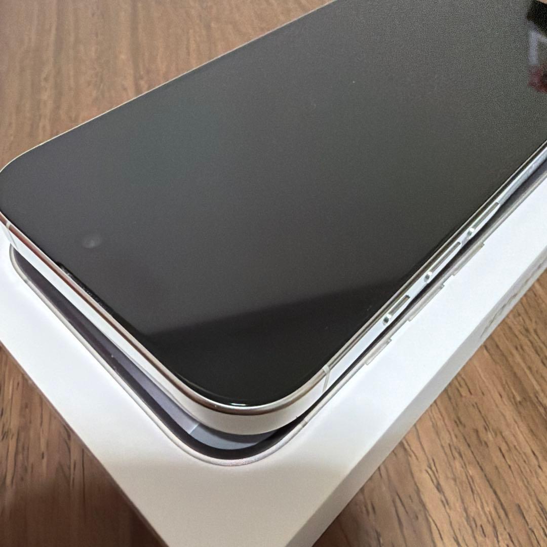 【極美品】iPhone16proホワイトチタニウム128GBイワアオ