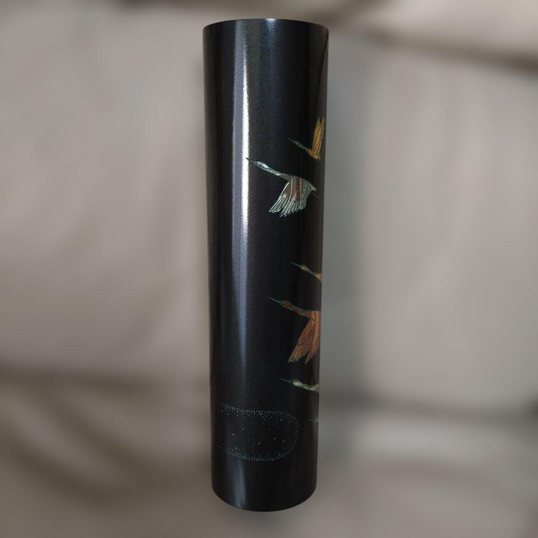 黒い花瓶 飛ぶ鶴のデザイン