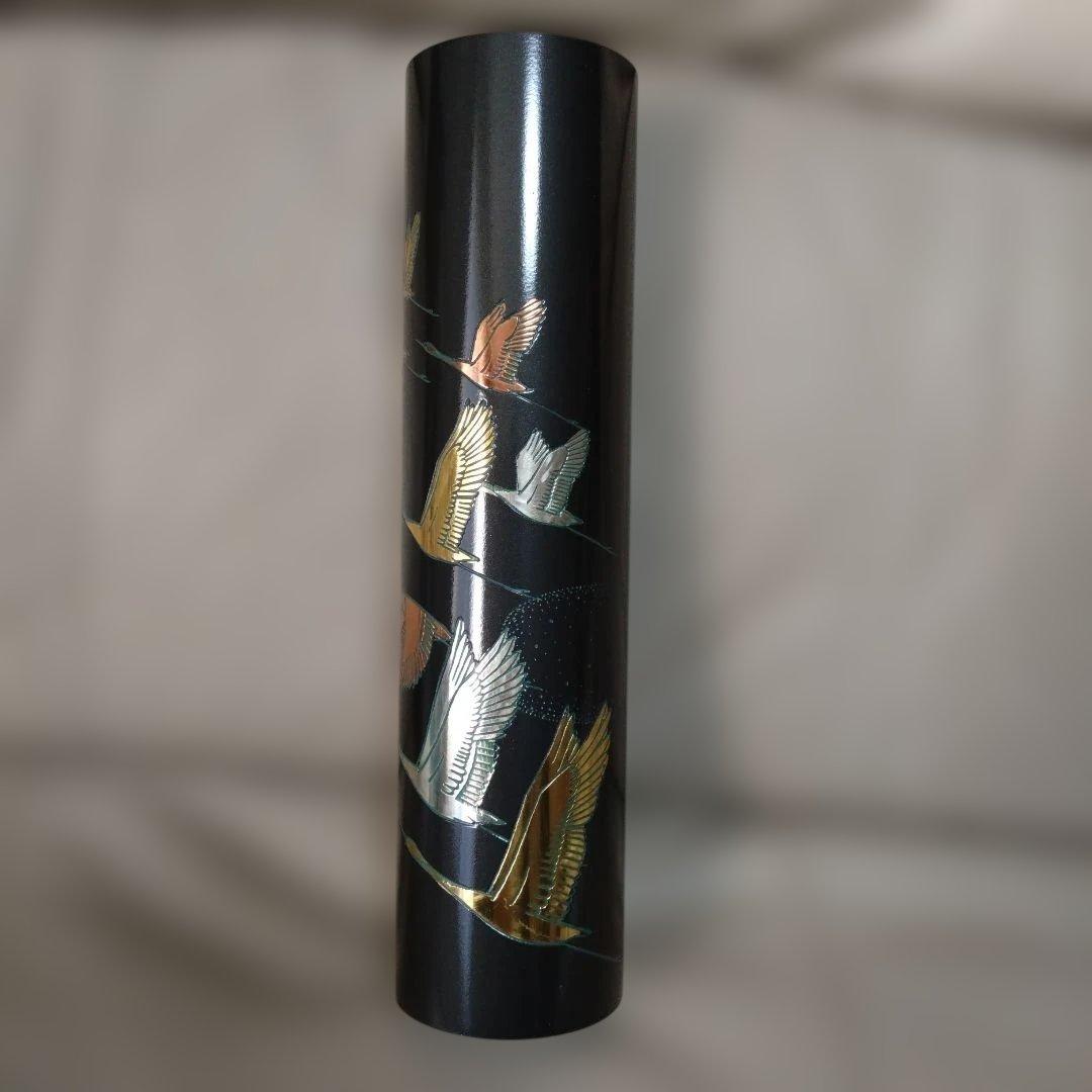 黒い花瓶 飛ぶ鶴のデザイン