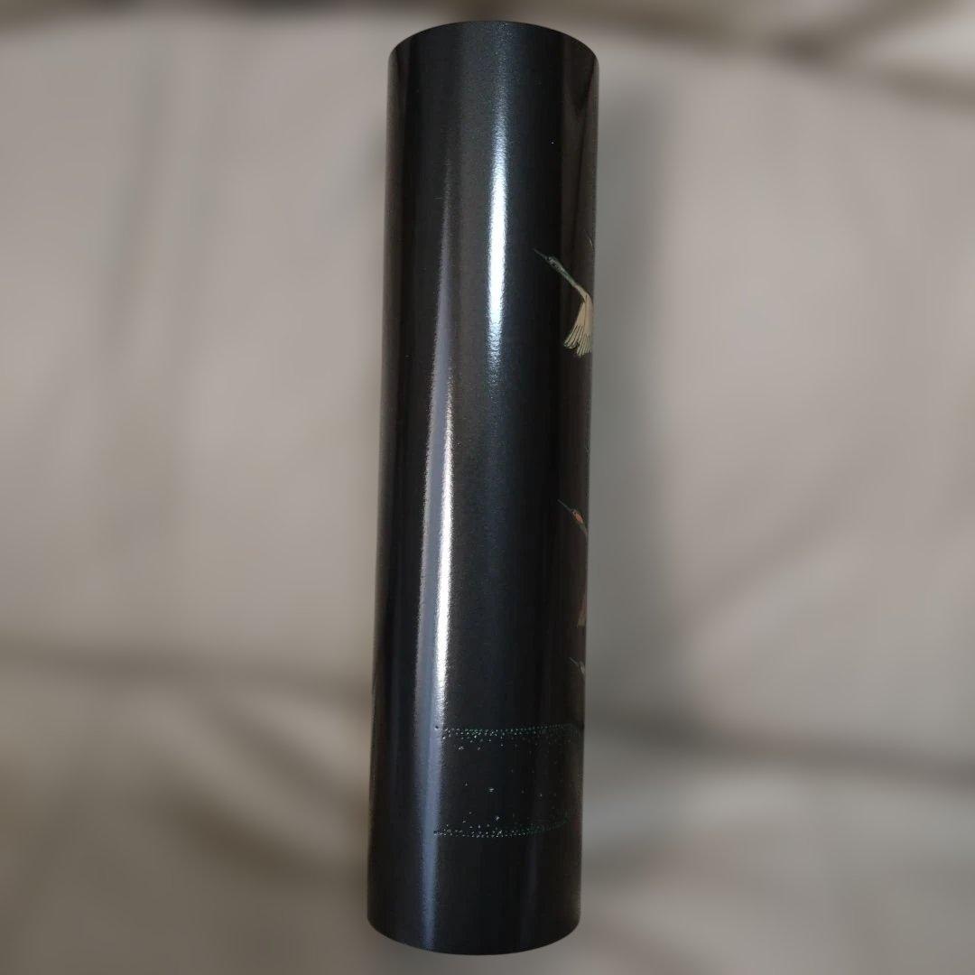 黒い花瓶 飛ぶ鶴のデザイン