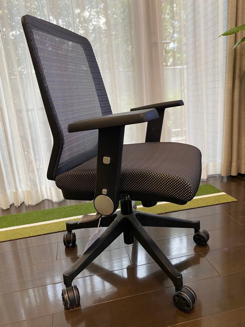 コイズミ JG4 エルゴノミックチェア 肘掛け付き 黒