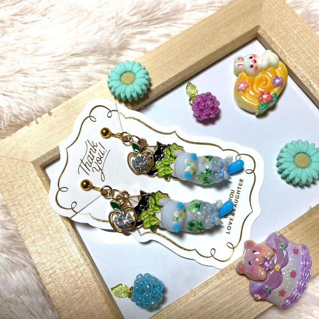 ☆黒猫ちゃんとキラキラりんごが可愛い猫ちゃんイヤリング☆