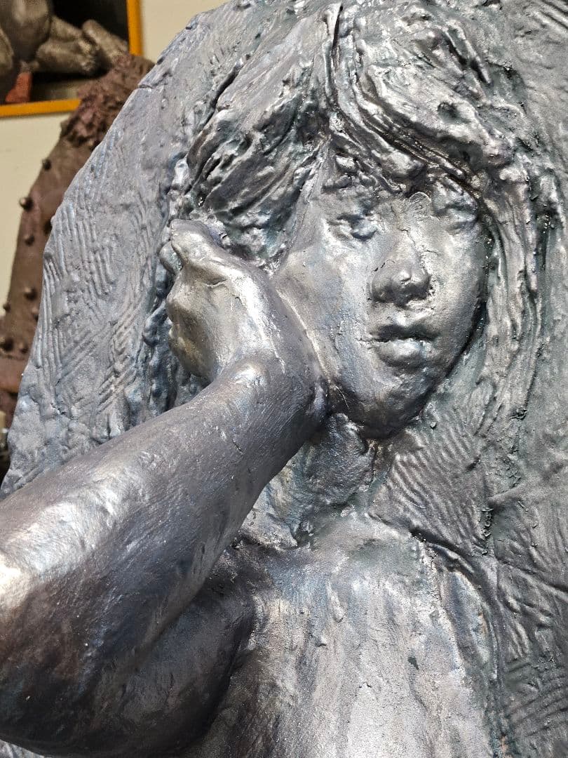 彫刻レリーフ右腕を突き出した裸婦