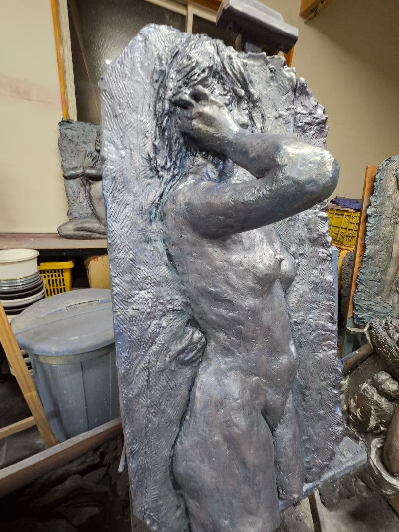 彫刻レリーフ右腕を突き出した裸婦