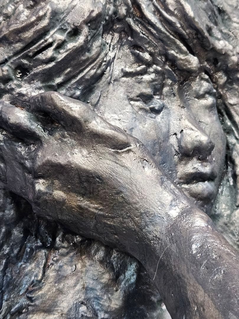 彫刻レリーフ右腕を突き出した裸婦