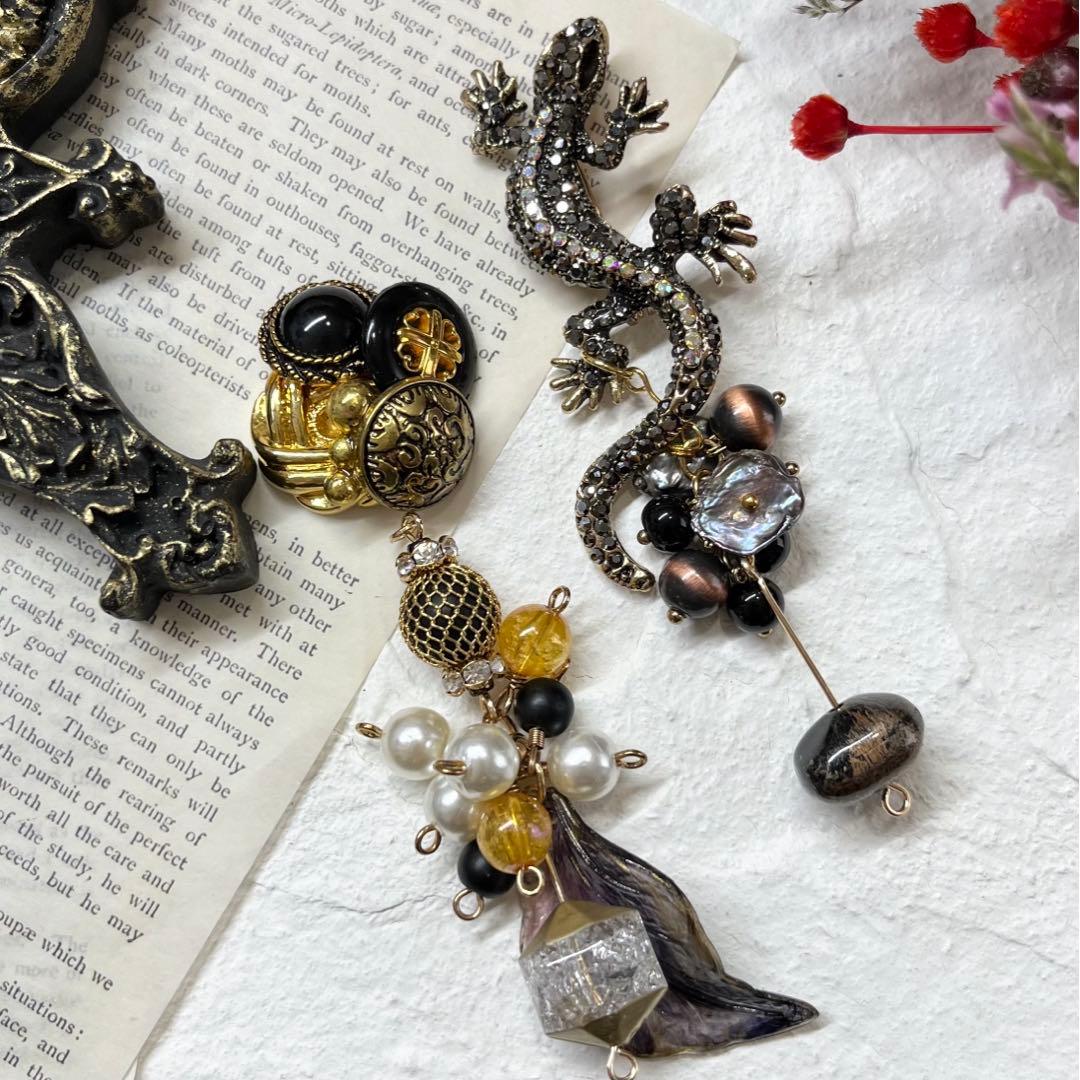 66 ブローチシリーズブラック系トカゲさん　ハンドメイド　ピアスorイヤリング