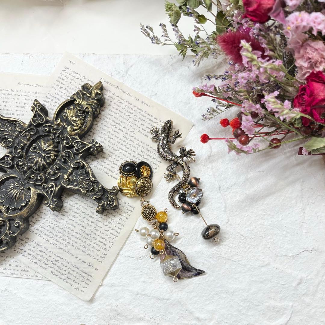 66 ブローチシリーズブラック系トカゲさん　ハンドメイド　ピアスorイヤリング