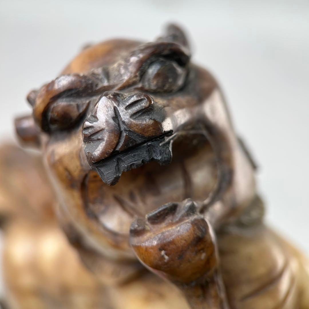 A【玉石彫刻】獅子置物 彫像 飾り物 台座付 16cm×12cm アンティーク風