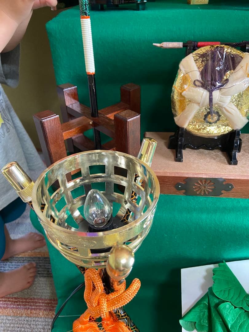 五月人形　兜飾り　端午の節句　こどもの日　金箔屏風　三段飾り