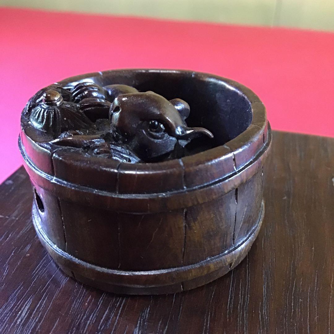 根付　桶に福鼠　黒檀材質　N13
