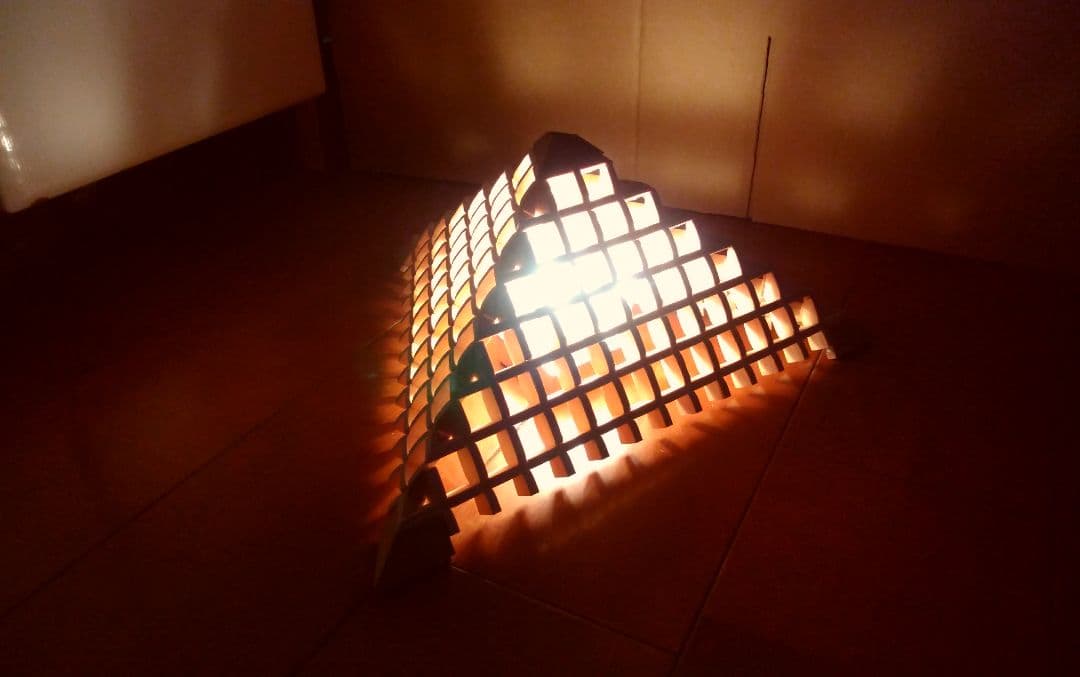 組子の三角錐行灯