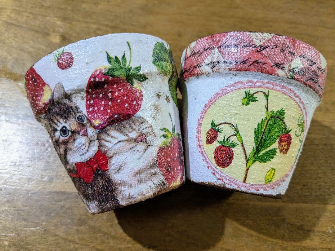 お値下げ　デコパージュ　リメイク鉢　2個セット ねこと苺