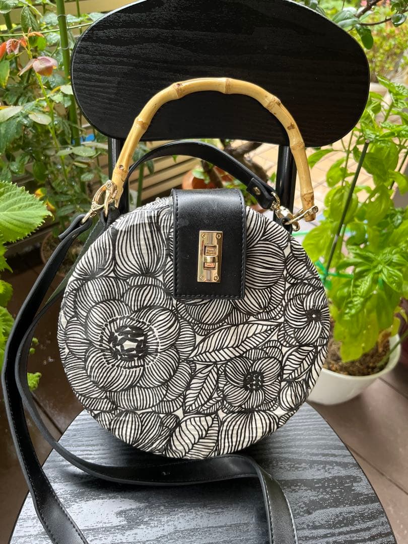 花柄円形ポシェット バンブーハンドル付き