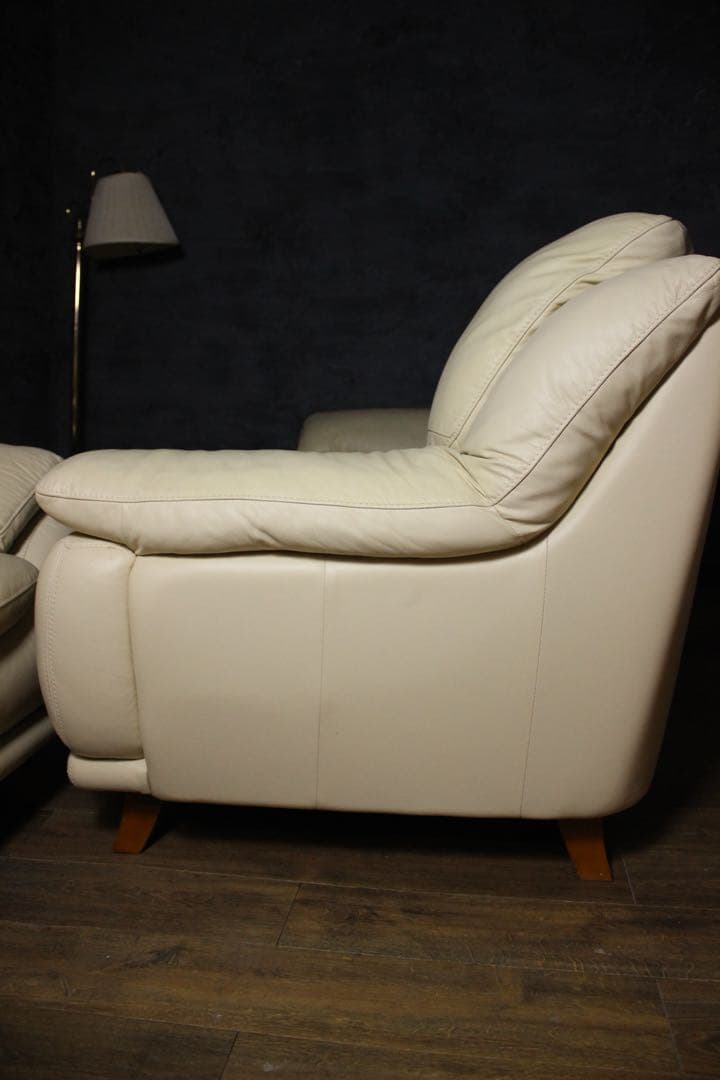 首都圏送無料〜IDC 大塚家具　32万　オースチン　本革　3人掛け　ソファ