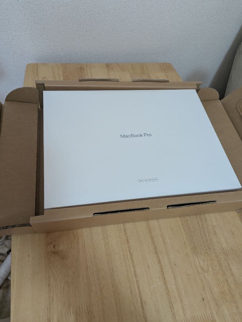 【美品】MacBook Pro M4 14インチ シルバー 16GB/512GB