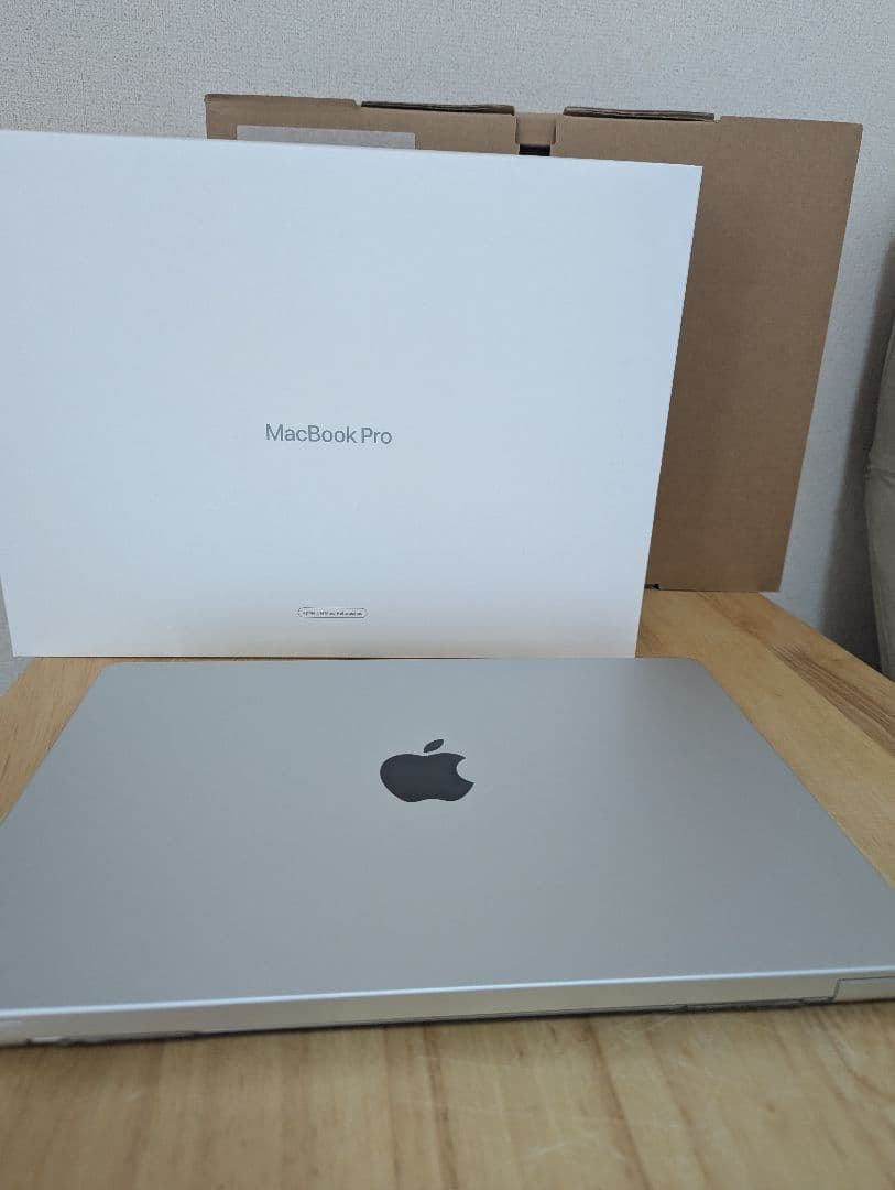 【美品】MacBook Pro M4 14インチ シルバー 16GB/512GB
