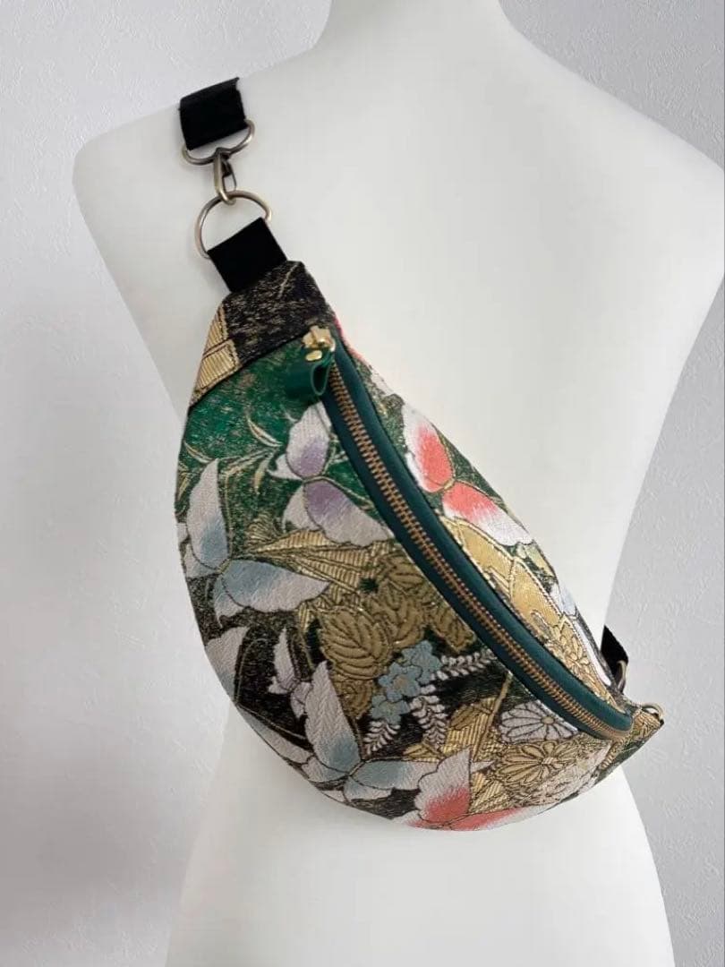 帯リメイクバッグ　華やかな蝶と花々のボディバッグ 正絹 グリーン 和モダン