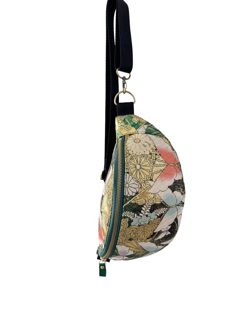 帯リメイクバッグ　華やかな蝶と花々のボディバッグ 正絹 グリーン 和モダン