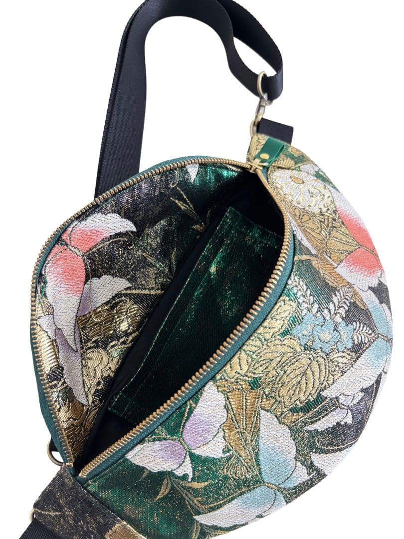 帯リメイクバッグ　華やかな蝶と花々のボディバッグ 正絹 グリーン 和モダン