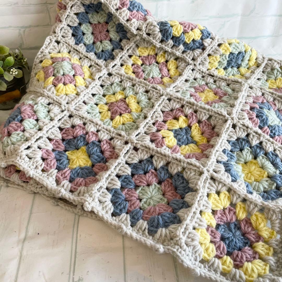 ハンドメイド　グラニースクエア　モチーフ　ブランケット　かぎ針編み