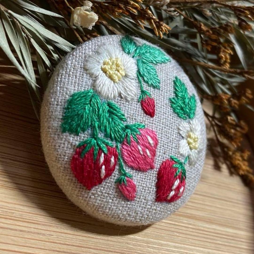 くるみボタン刺繍ブローチ いちごブローチ handmade