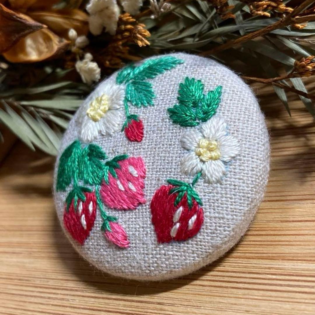 くるみボタン刺繍ブローチ いちごブローチ handmade