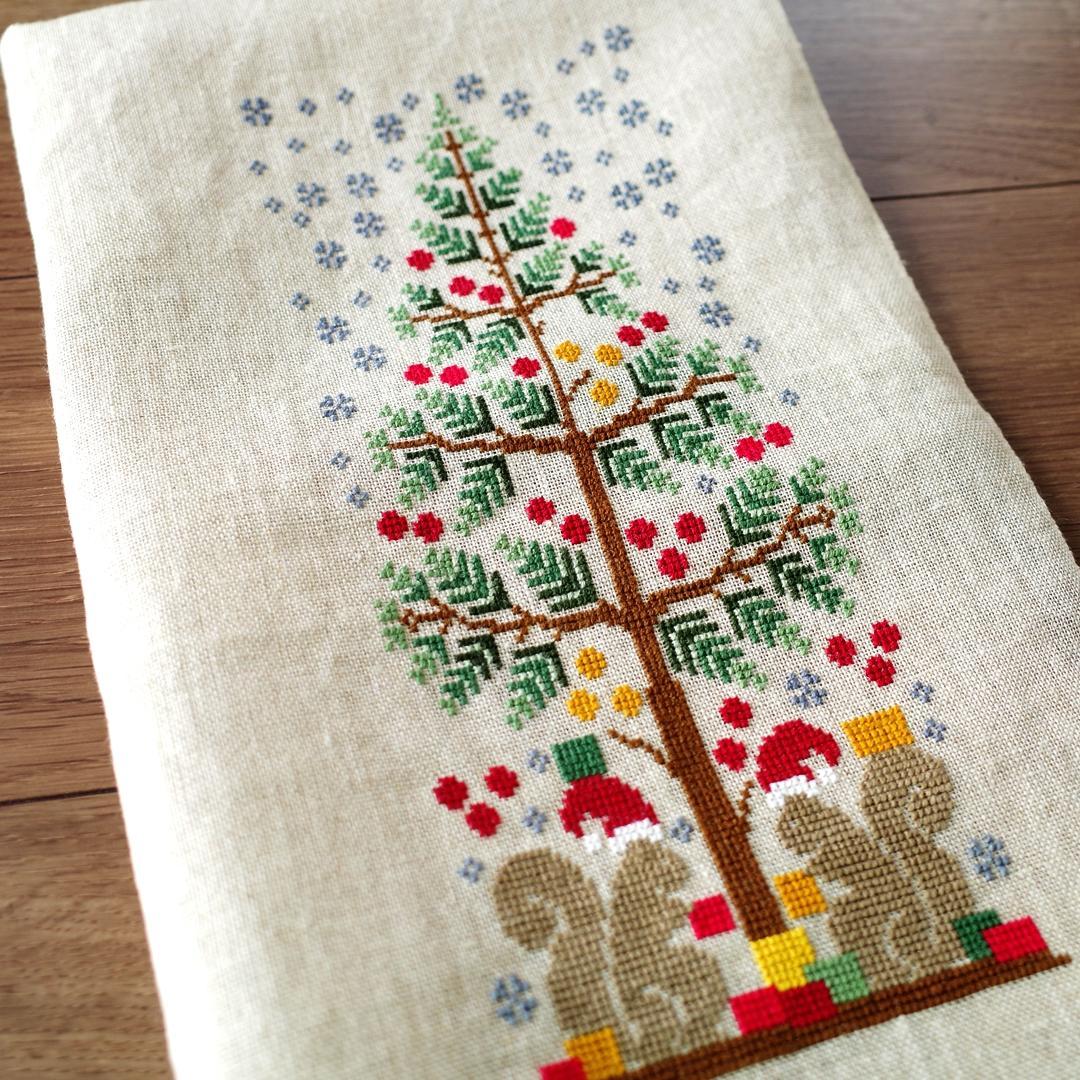 【感謝祭中】☆クリスマスツリーとリスサンタ☆クロスステッチ刺繍☆オーナメントタペ