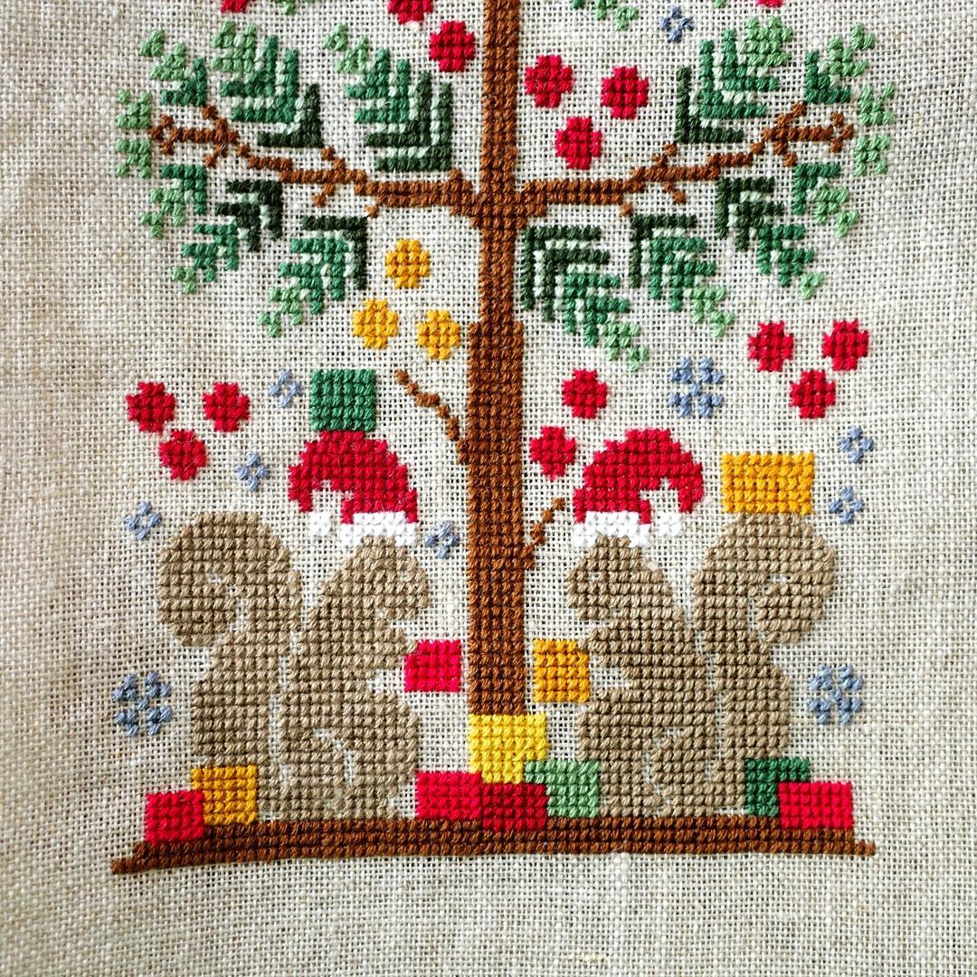 【感謝祭中】☆クリスマスツリーとリスサンタ☆クロスステッチ刺繍☆オーナメントタペ