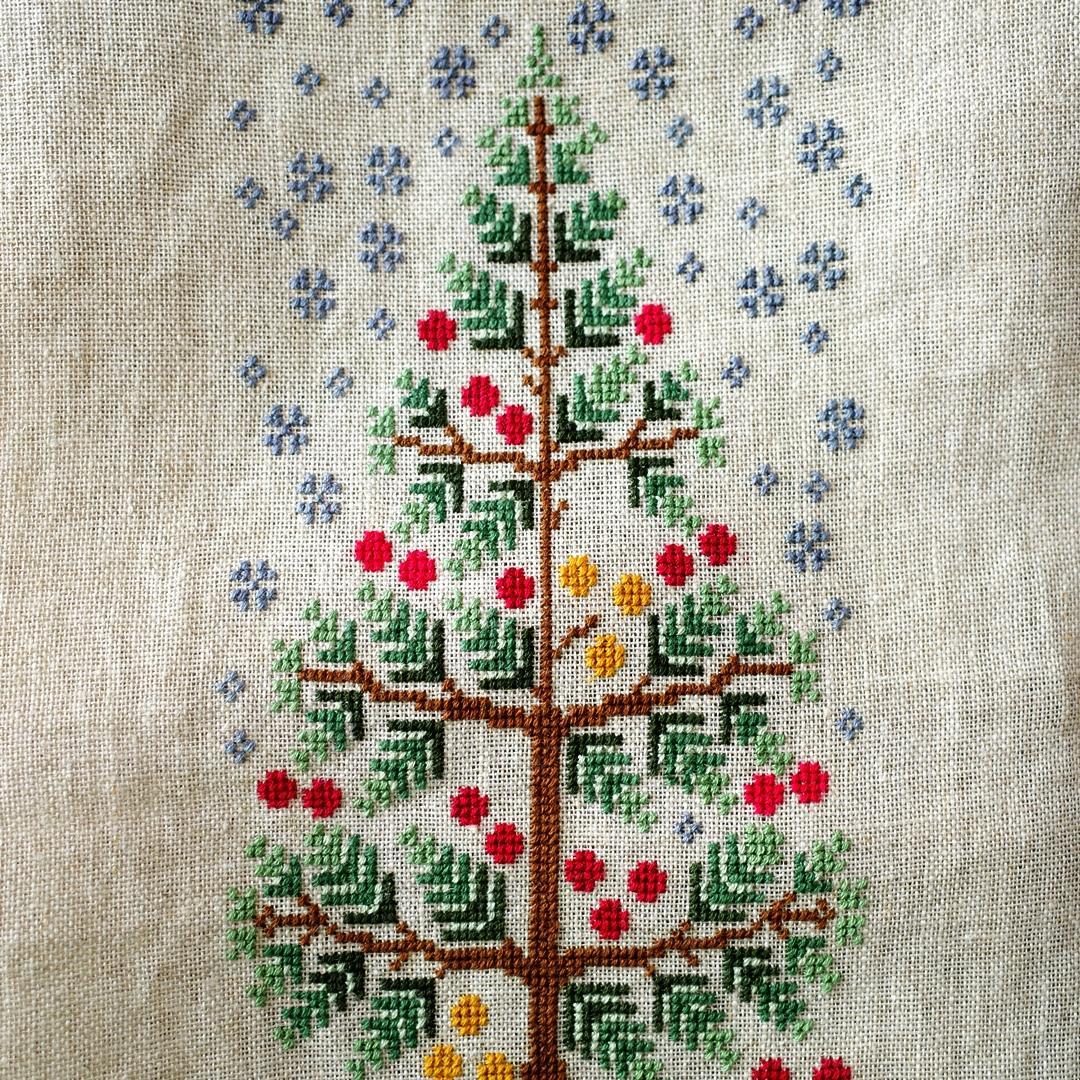 【感謝祭中】☆クリスマスツリーとリスサンタ☆クロスステッチ刺繍☆オーナメントタペ