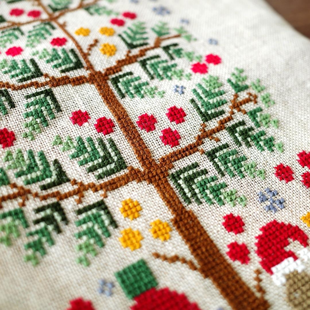 【感謝祭中】☆クリスマスツリーとリスサンタ☆クロスステッチ刺繍☆オーナメントタペ