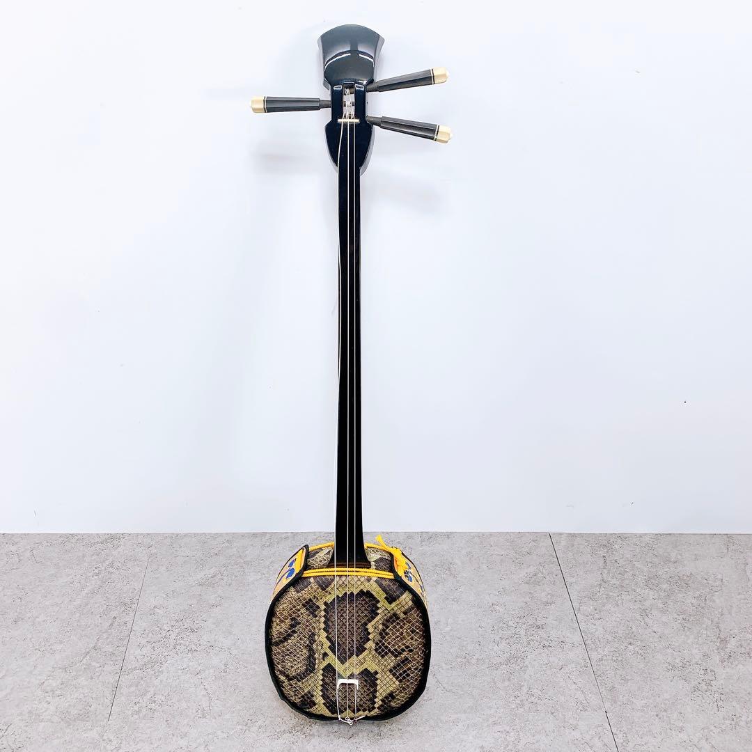 美品 沖縄三線 人工皮 蛇柄 弦楽器 琉球 黒塗り ケース付 初心者 入門モデル