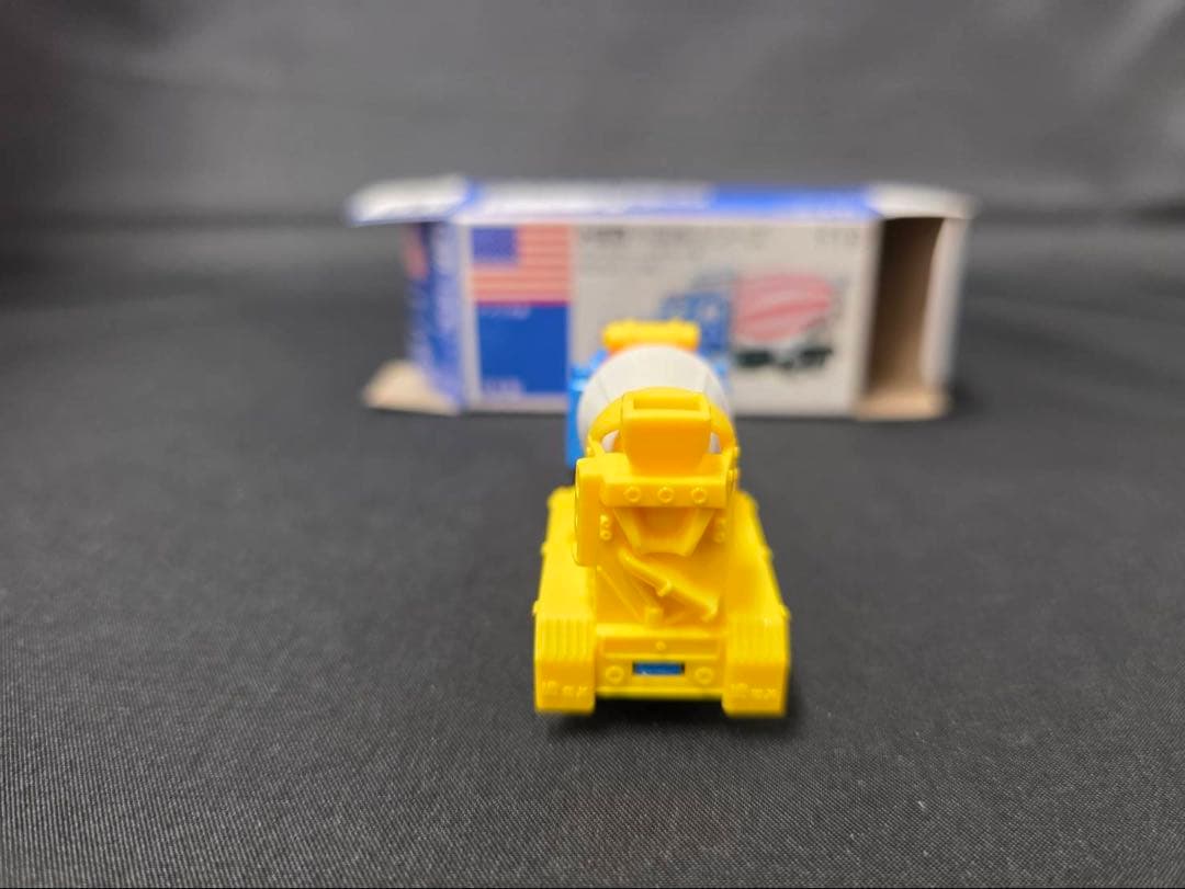 トミカ青箱F18アメリカンミキサー車(日本製)