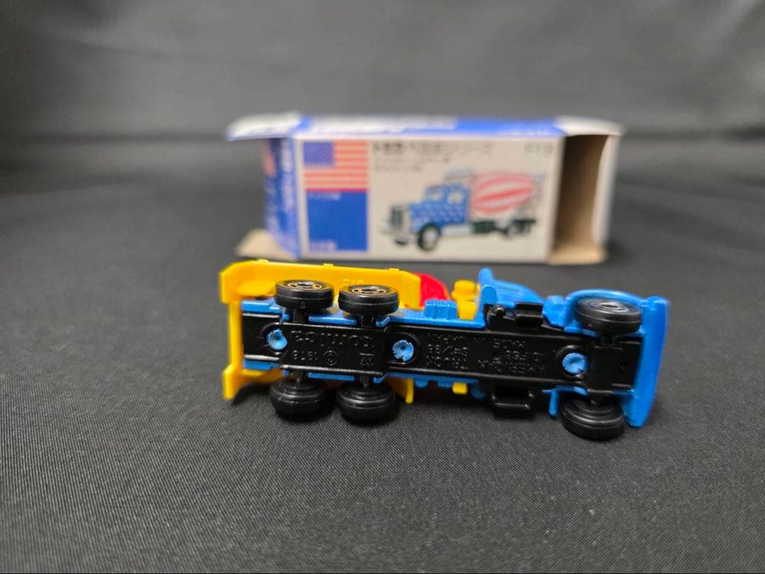 トミカ青箱F18アメリカンミキサー車(日本製)