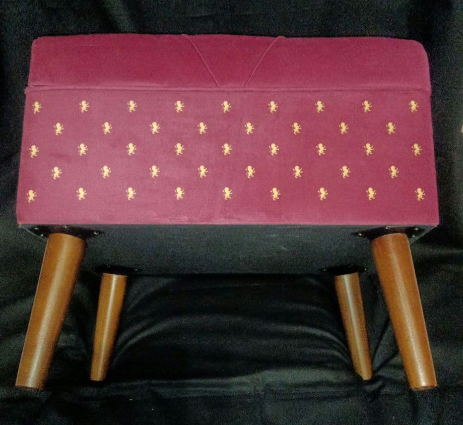 Salut! ハリーポッター 脚付き収納スツール【グリフィンドール】