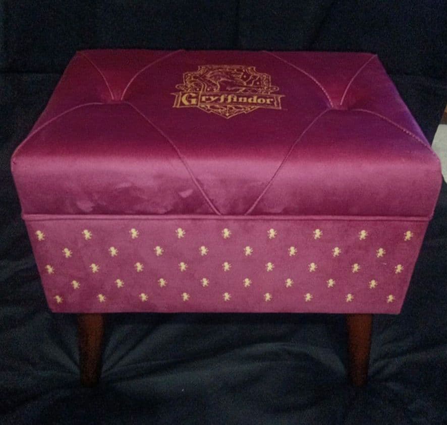 Salut! ハリーポッター 脚付き収納スツール【グリフィンドール】