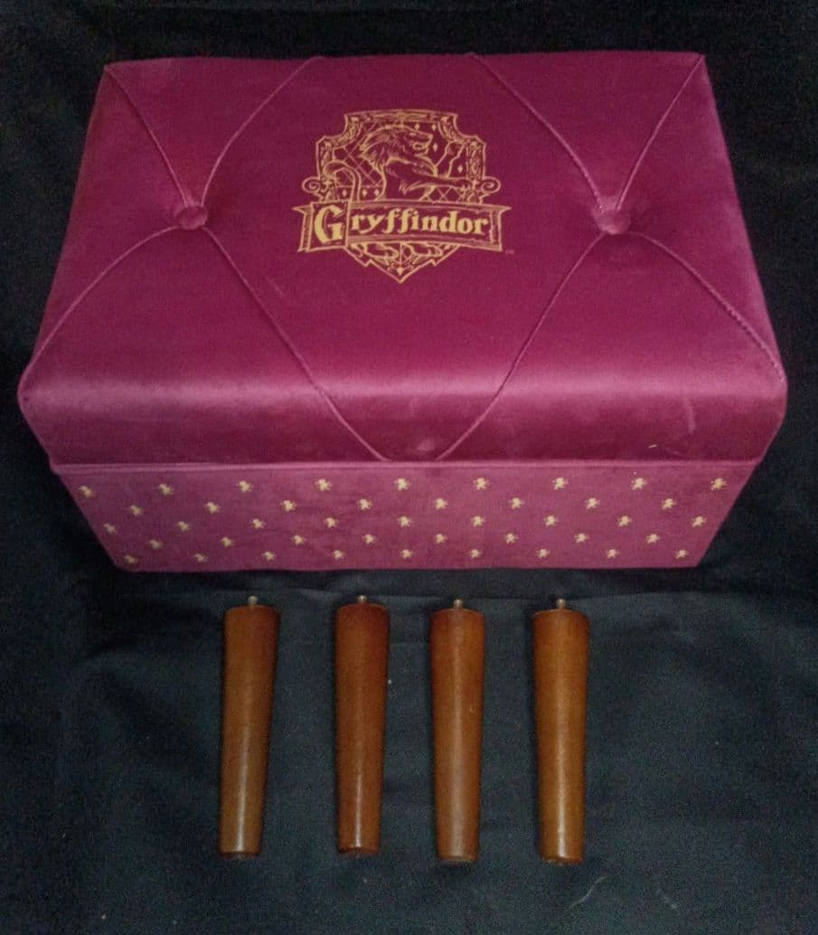 Salut! ハリーポッター 脚付き収納スツール【グリフィンドール】