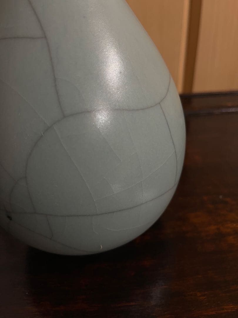 青緑色の陶器製細長い瓶　青磁花瓶　花生　花道具