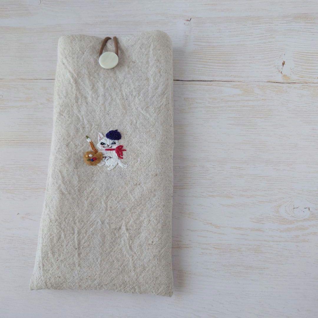 手刺繍入　貝ボタン付き メガネケース/ペンケース【猫画伯】