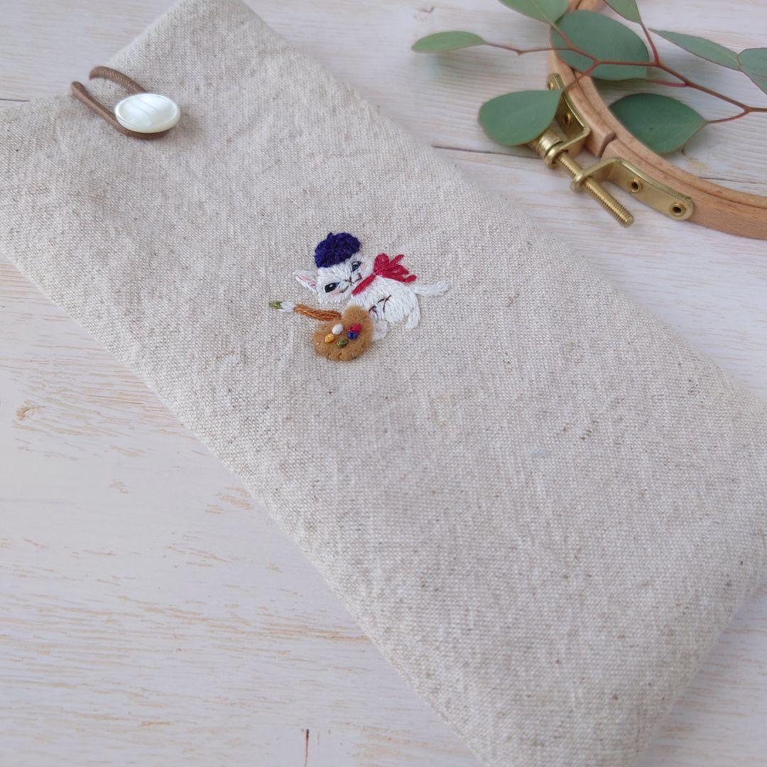 手刺繍入　貝ボタン付き メガネケース/ペンケース【猫画伯】