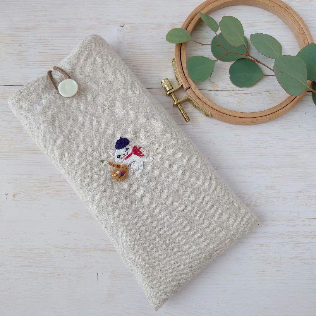 手刺繍入　貝ボタン付き メガネケース/ペンケース【猫画伯】