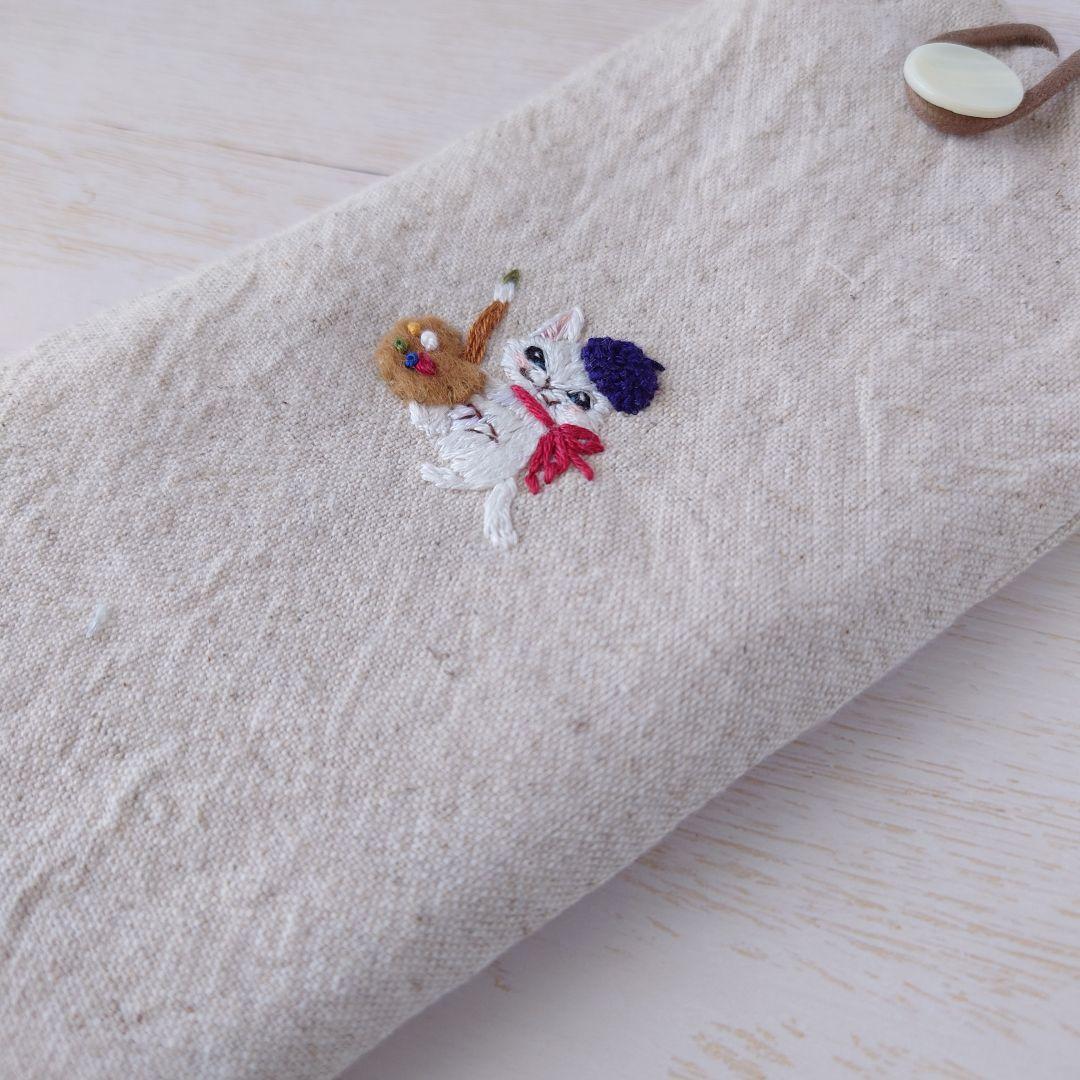 手刺繍入　貝ボタン付き メガネケース/ペンケース【猫画伯】