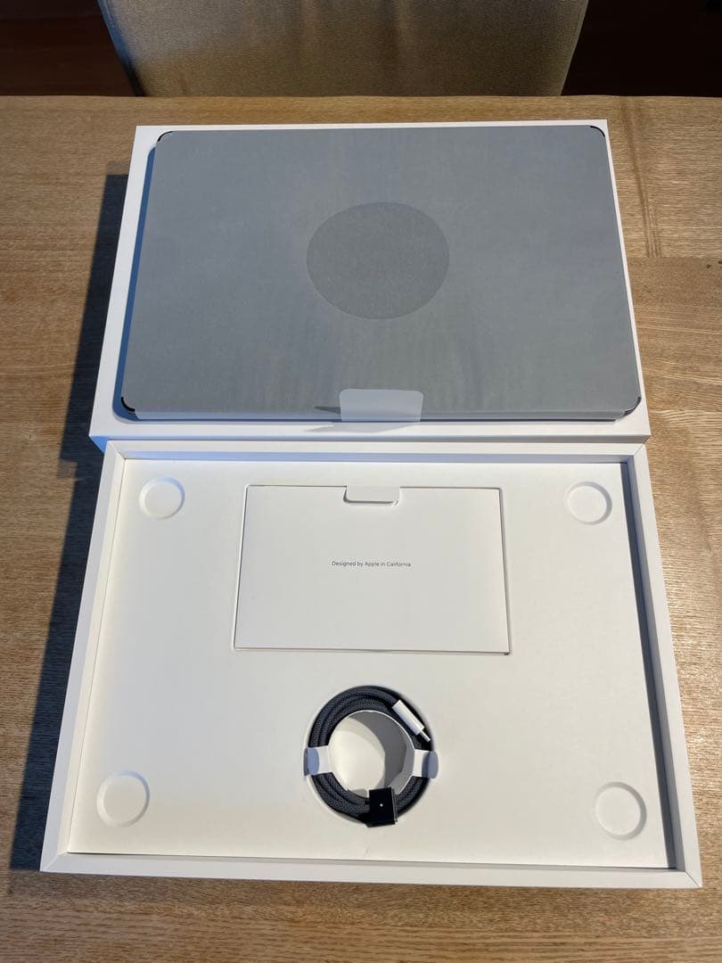 MacBook本体 Apple MacBook Air (M2, 16GB)