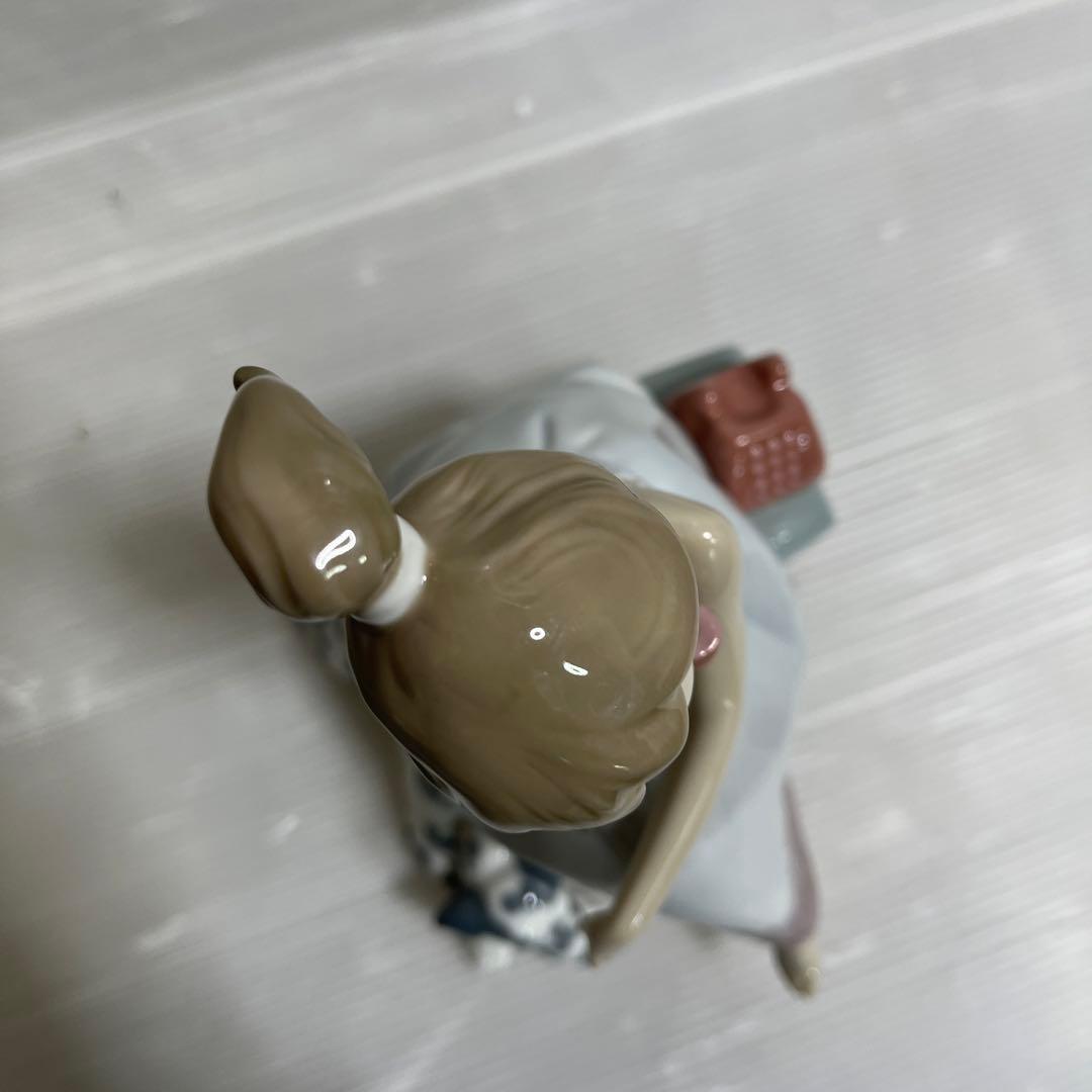 リヤドロ　少女と犬　　大事な電話