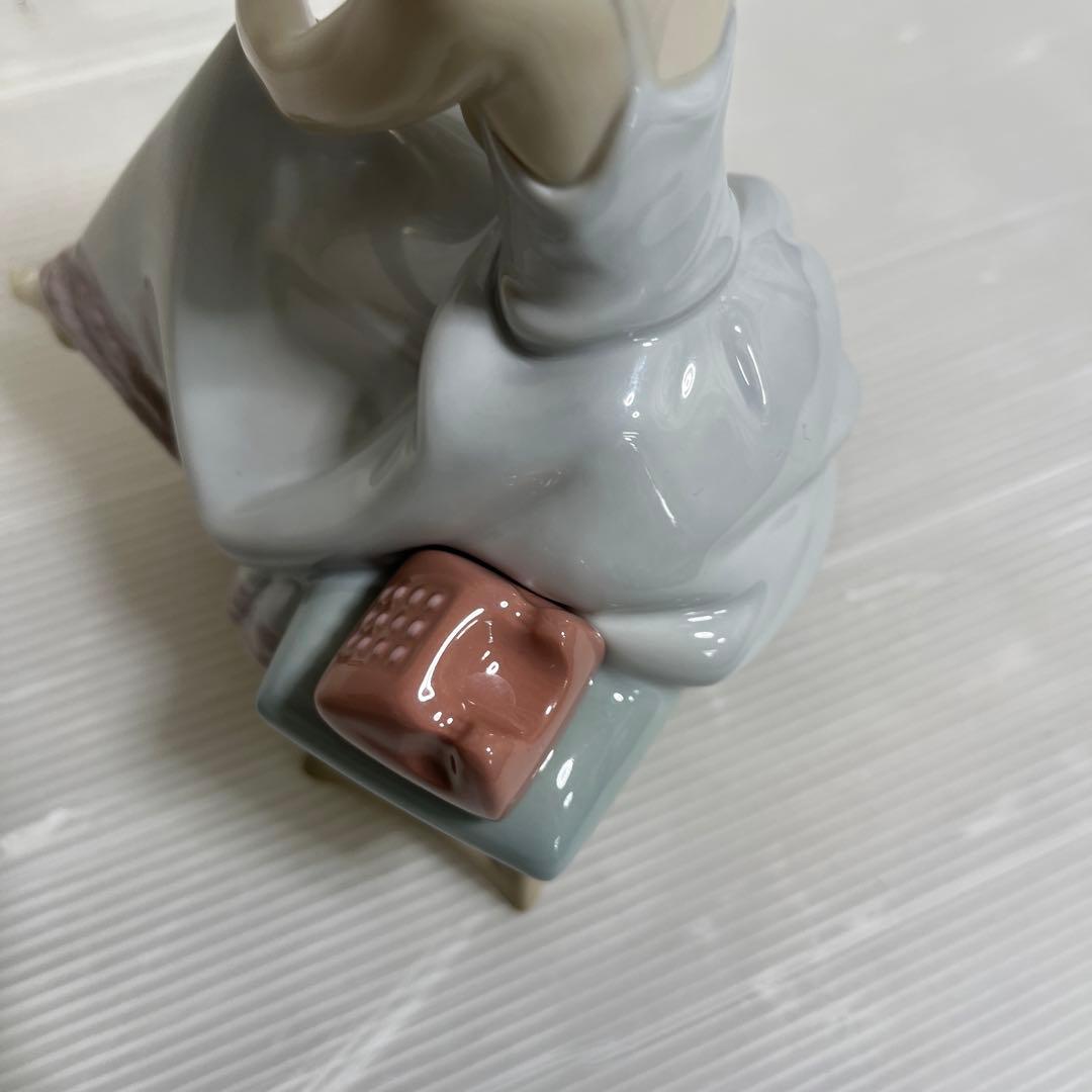 リヤドロ　少女と犬　　大事な電話