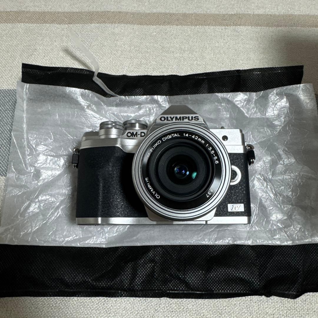 OLYMPUS E-M10 Mark IV 14-42mmレンズ付き